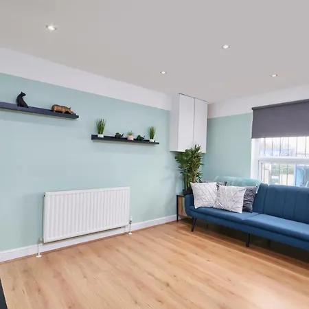 Stunning Leeds House - Sleeps 8 - Wifi - Parking Vakantiehuis *