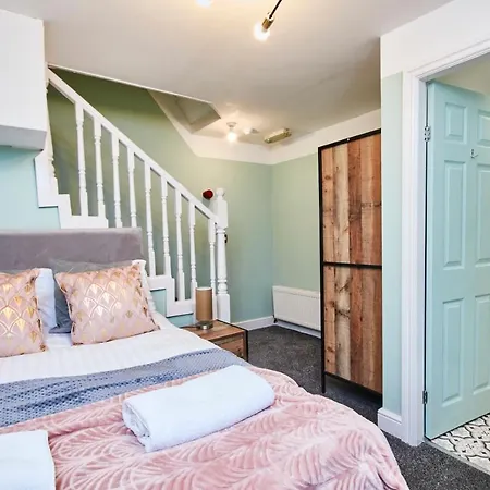 Holiday home Stunning Leeds House - Sleeps 8 - Wifi - Parking *