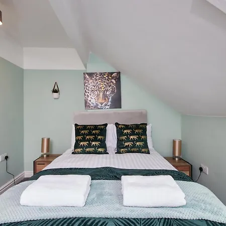 Stunning Leeds House - Sleeps 8 - Wifi - Parking Holiday home