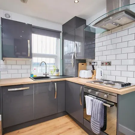 Holiday home Stunning Leeds House - Sleeps 8 - Wifi - Parking