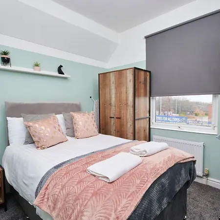 Stunning Leeds House - Sleeps 8 - Wifi - Parking *