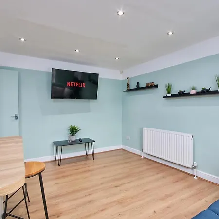 Holiday home Stunning Leeds House - Sleeps 8 - Wifi - Parking