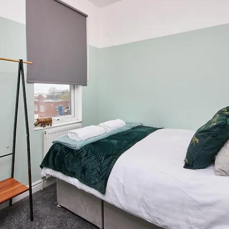 Vakantiehuis Stunning Leeds House - Sleeps 8 - Wifi - Parking