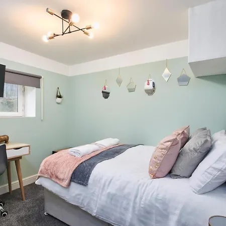 Holiday home Stunning Leeds House - Sleeps 8 - Wifi - Parking *