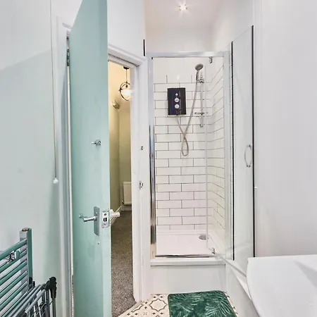 Stunning Leeds House - Sleeps 8 - Wifi - Parking Vakantiehuis *