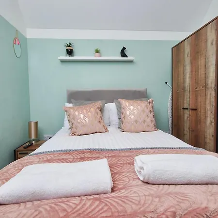 Holiday home Stunning Leeds House - Sleeps 8 - Wifi - Parking Leeds (West Yorkshire)