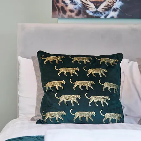 Stunning Leeds House - Sleeps 8 - Wifi - Parking Holiday home *