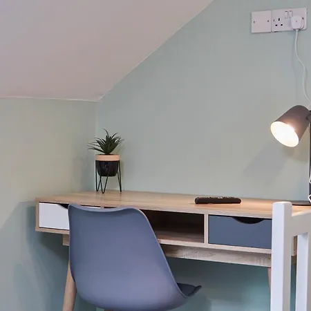 Stunning Leeds House - Sleeps 8 - Wifi - Parking Vakantiehuis